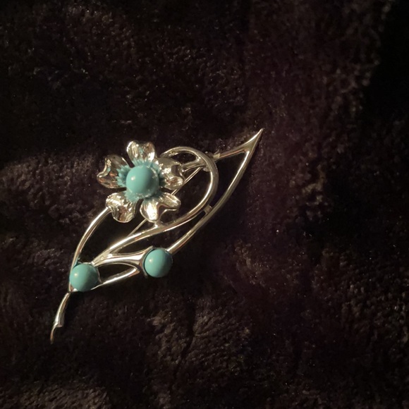 Accessories - Vintage Pin.    BL/BL